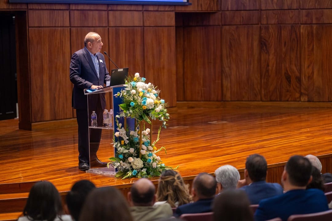 Reconocimiento a Camilo Atala por su destacada trayectoria en INCAE